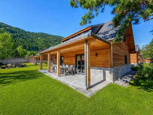 Modernes Chalet bei Alpensee und Skigebieten