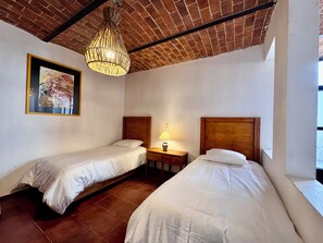 3 dormitorios, tabla de planchar con plancha, wifi gratis y ropa de cama