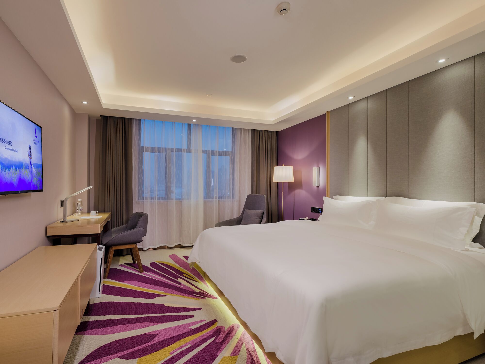 Escritorio, espacio para trabajar con laptop y cortinas blackout 