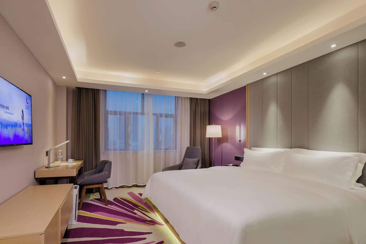 Escritorio, espacio para trabajar con laptop y cortinas blackout