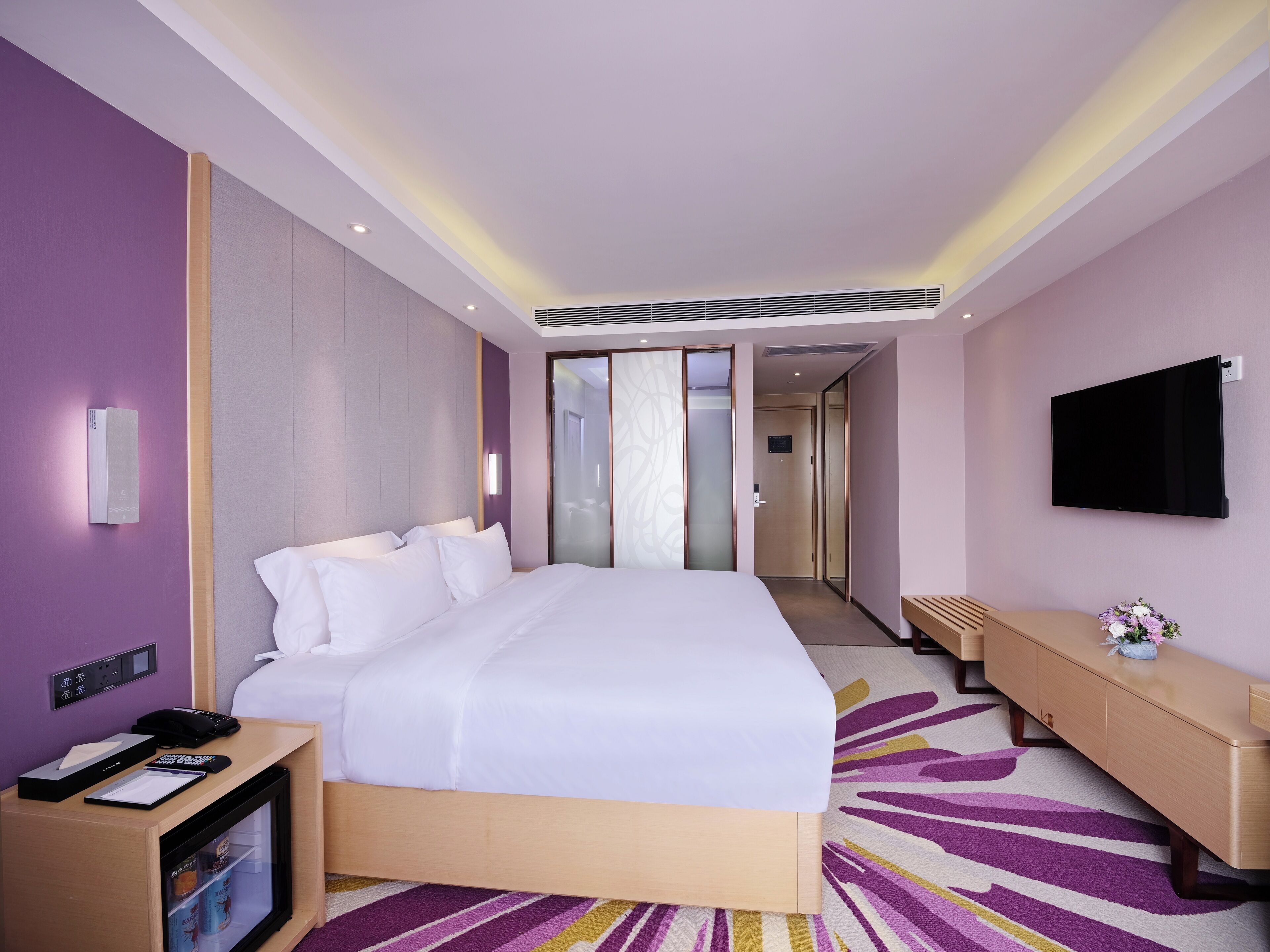 Escritorio, espacio para trabajar con laptop y cortinas blackout 