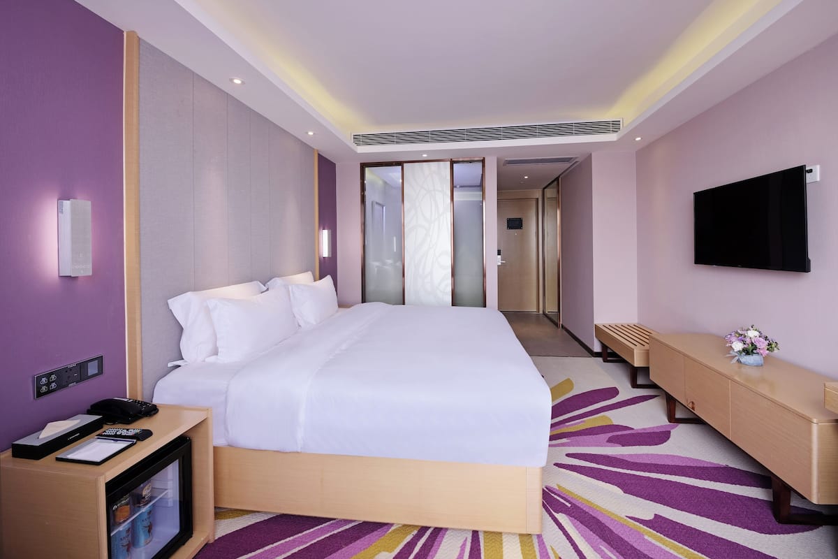 Escritorio, espacio para trabajar con laptop y cortinas blackout