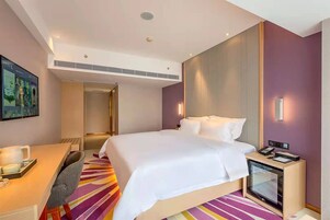 奢华双人房, 城市景观 | 办公桌、笔记本电脑工作区、遮光窗帘、隔音