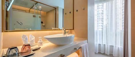 Phòng Suite Business, quang cảnh thành phố | Phòng tắm | Buồng tắm vòi sen, đồ dùng nhà tắm miễn phí, máy sấy tóc
