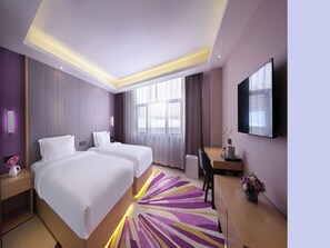 Desk, laptop workspace, blackout drapes, soundproofing - Lavande Hotel Guangzhou Nanzhou Metro (Guangzhou)