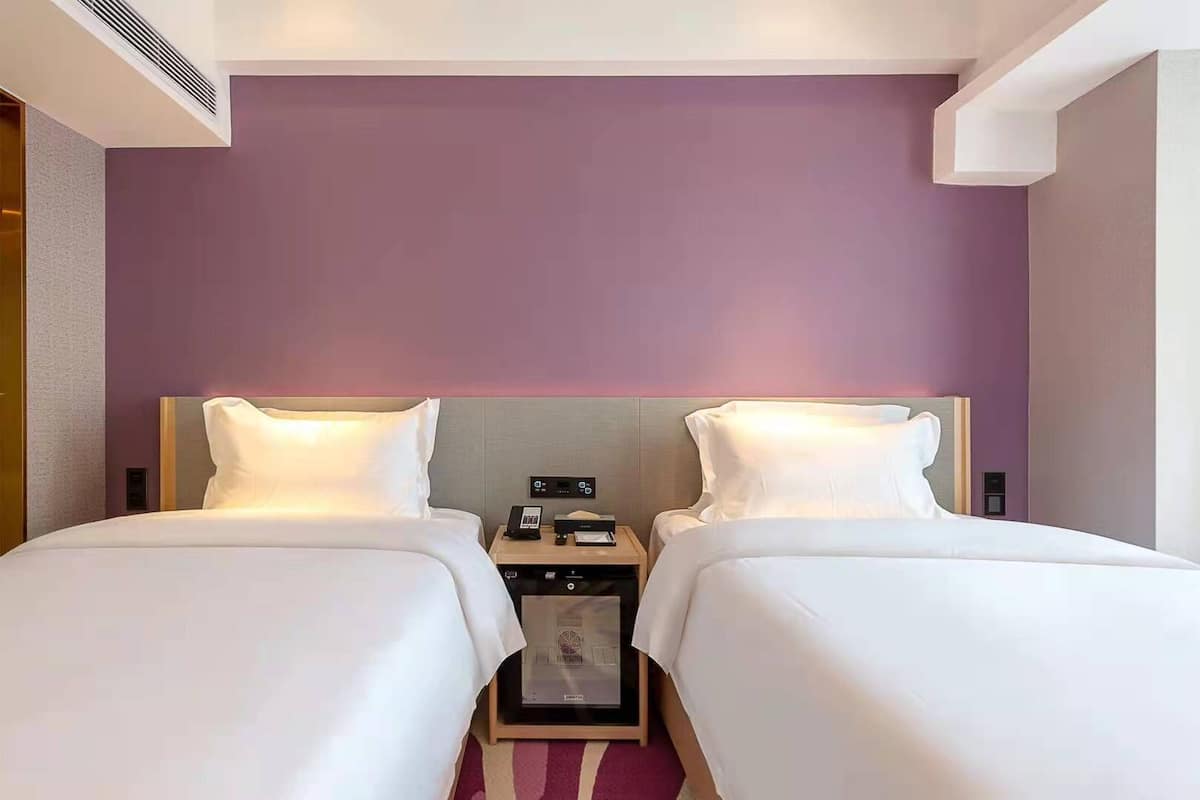 Escritorio, espacio para trabajar con laptop y cortinas blackout