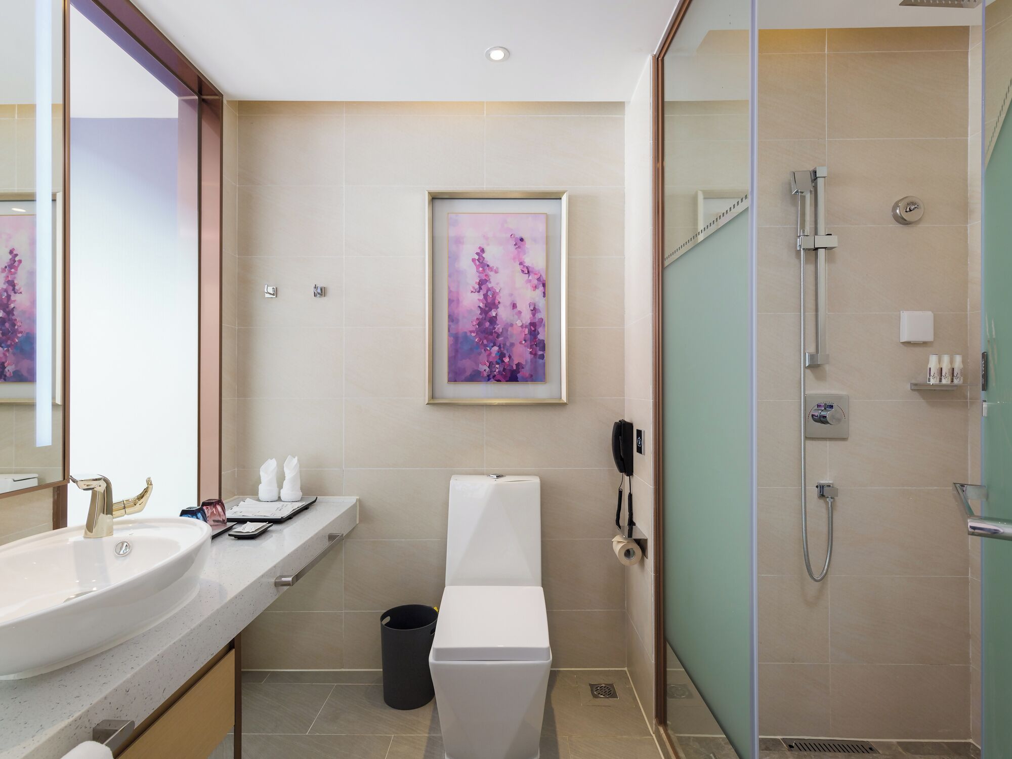 Un baño moderno con un lavamanos grande, inodoro y ducha.