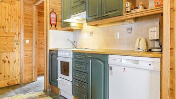 Fridge, microwave, dishwasher, cookware/dishes/utensils
