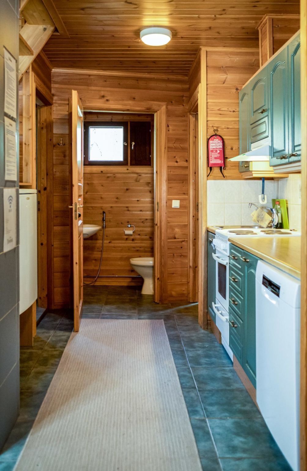 Kylskåp, mikrovågsugn, diskmaskin och grytor/köksredskap