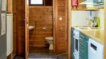 Kylskåp, mikrovågsugn, diskmaskin och grytor/köksredskap