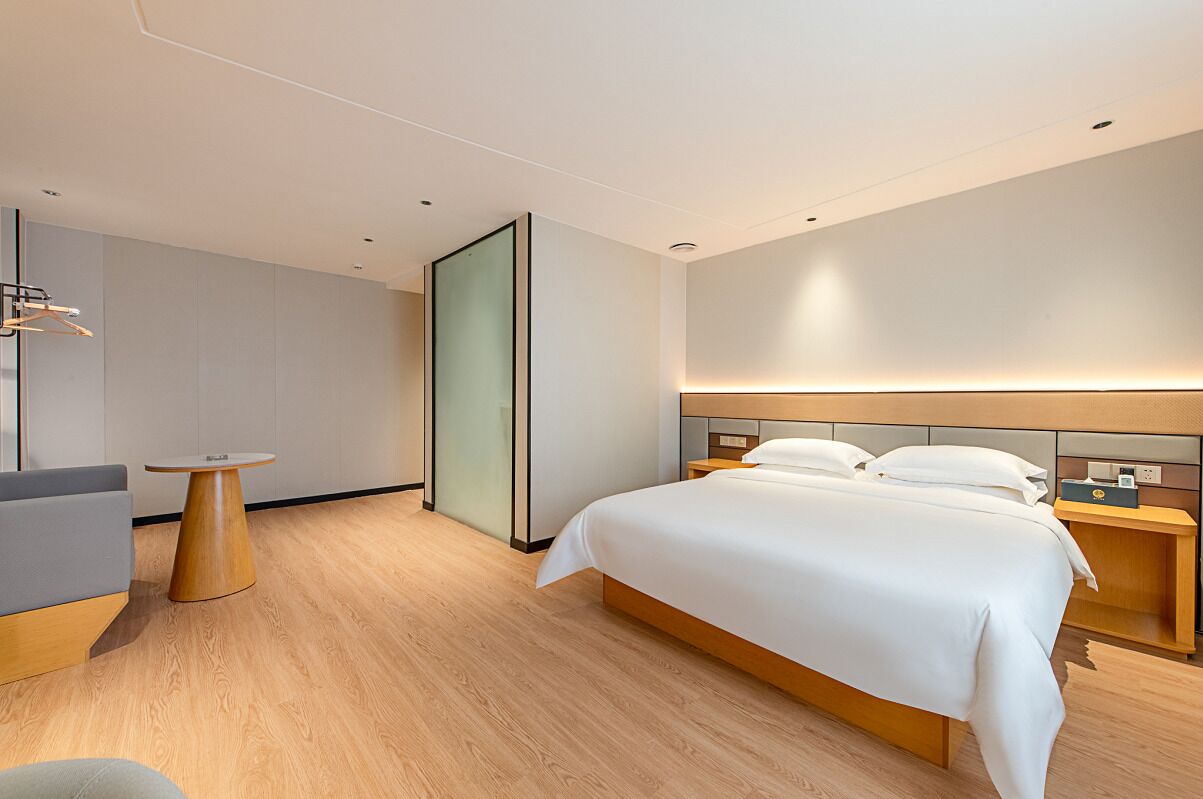 Escritorio, espacio para trabajar con laptop y cortinas blackout 