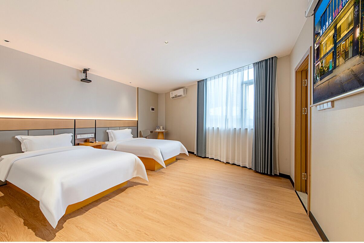 Escritorio, espacio para trabajar con laptop y cortinas blackout 