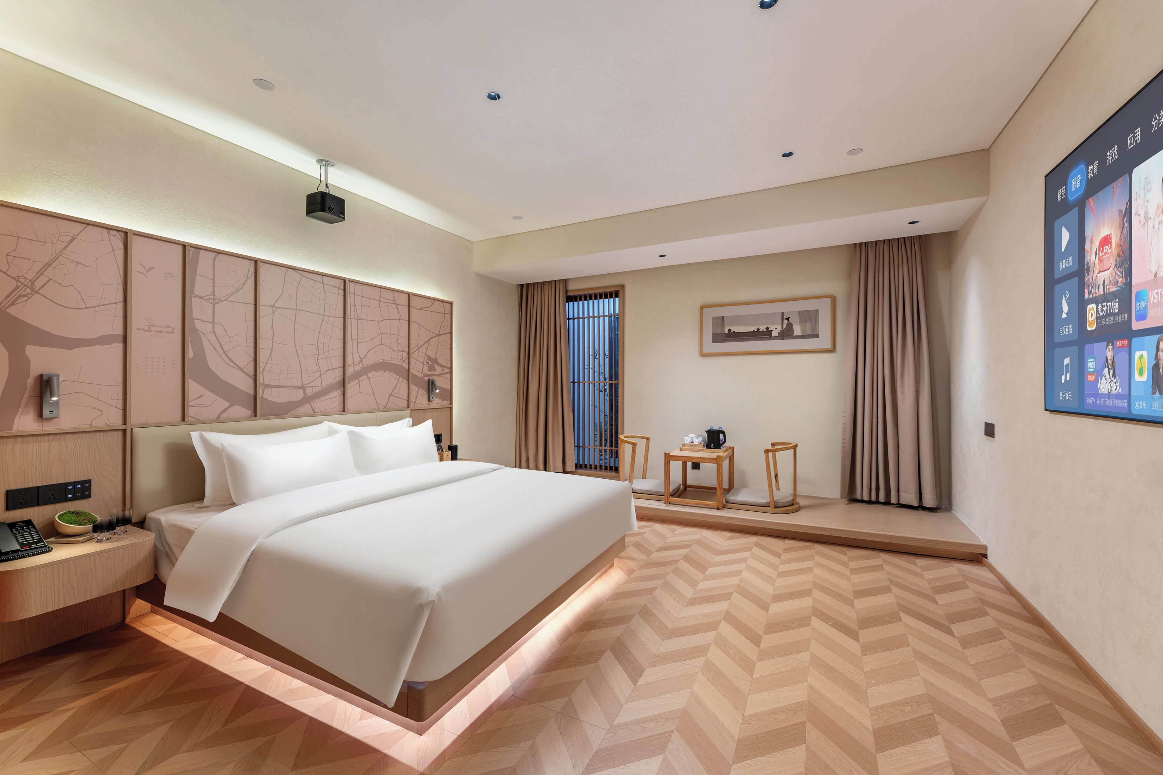 Comfort tweepersoonskamer | Een bureau, een laptopwerkplek, verduisterende gordijnen