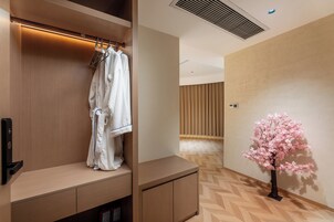 Luxury Suite, City View | Egyptian cotton sheets, premium bedding, down comforters, pillowtop beds