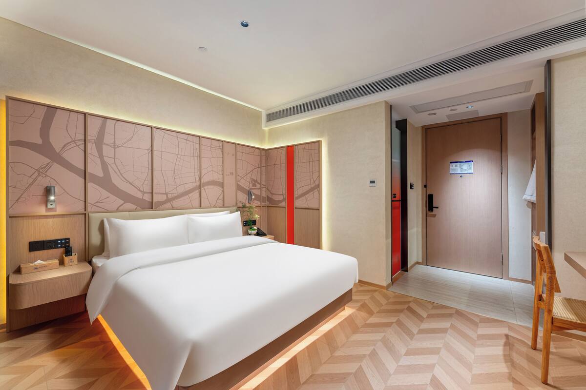 Superior tweepersoonskamer, uitzicht op stad | Een bureau, een laptopwerkplek, verduisterende gordijnen