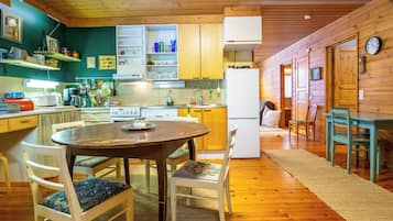 Kjøleskap, mikrobølgeovn, oppvaskmaskin og kjøkkenutstyr