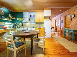 Kjøleskap, mikrobølgeovn, oppvaskmaskin og kjøkkenutstyr