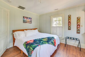 5 bedrooms, iron/ironing board, travel crib, internet