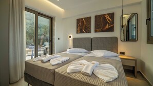 Ein Hotelzimmer mit zwei Betten, einem großen Fenster mit Blick und Kunstwerken an der Wand.