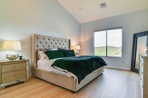 2 bedrooms, desk, iron/ironing board, internet