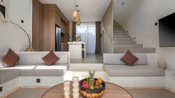 Villa Deluxe, 2 habitaciones, balcón, vista a la alberca | Área de sala de estar | Smart TV de 32 pulgadas con canales digitales