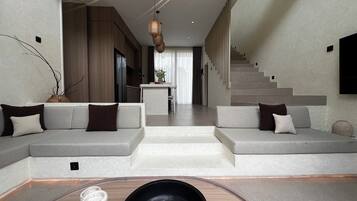 Villa – deluxe, 2 soverom, balkong, bassengutsikt | Oppholdsområde | En 32-tommers smart-TV med digitale kanaler