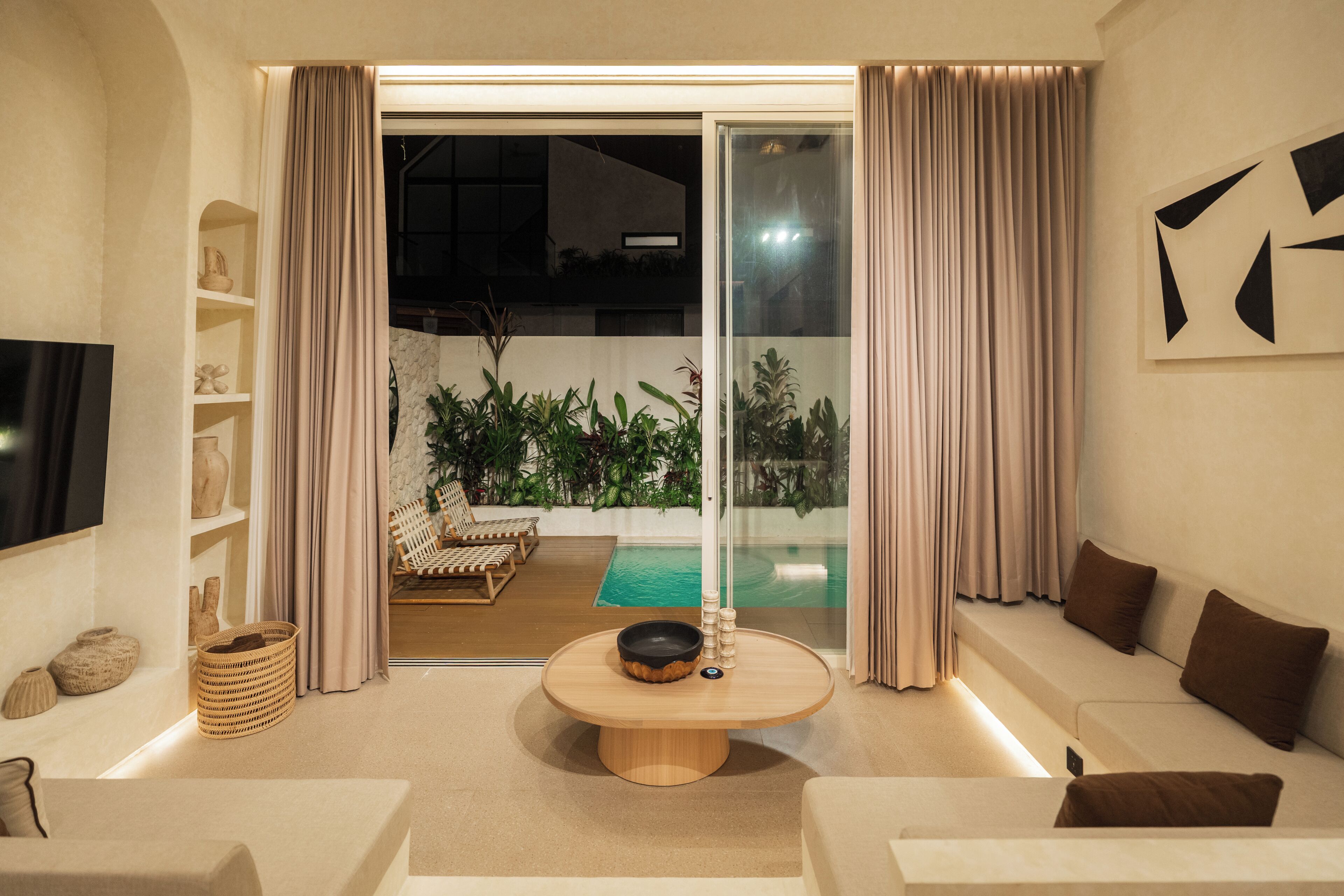 Villa – deluxe, 2 soverom, balkong, bassengutsikt | Oppholdsområde | En 32-tommers smart-TV med digitale kanaler