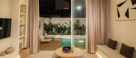 Villa – deluxe, 2 soverom, balkong, bassengutsikt | Oppholdsområde | En 32-tommers smart-TV med digitale kanaler