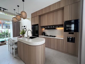 Villa – deluxe, 2 soverom, balkong, bassengutsikt | Eget kjøkken | Kaffetrakter/tekoker, vannkoker, fryser og kjøkkenøyer