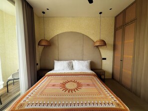 Villa – deluxe, 2 soverom, balkong, bassengutsikt | Safe på rommet, strykejern/-brett, wi-fi (inkludert) og sengetøy