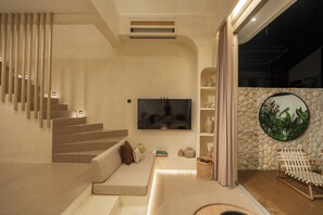 デラックス ヴィラ 2 ベッドルーム バルコニー プールビュー | リビング エリア | 32 インチのスマートテレビ (デジタル放送視聴可)