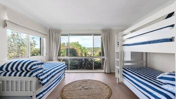 4 bedrooms, iron/ironing board, WiFi