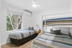 2 bedrooms, iron/ironing board, WiFi, bed sheets - Fathoms 13 Mollymook Beach (Mollymook)