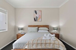 3 bedrooms, iron/ironing board, WiFi, bed sheets - Simmons Sanctuary Ulladulla (Ulladulla)