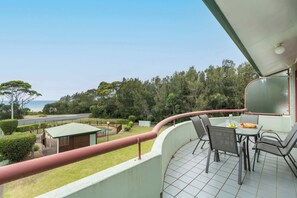 Outdoor dining - Fathoms 16 Mollymook Beach (Mollymook Beach)