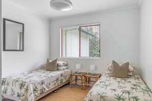 2 bedrooms, iron/ironing board, WiFi - Fathoms 16 Mollymook Beach (Mollymook Beach)