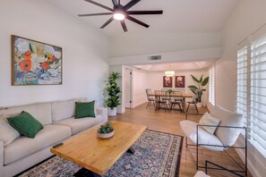 Televisión, chimenea y tenis de mesa