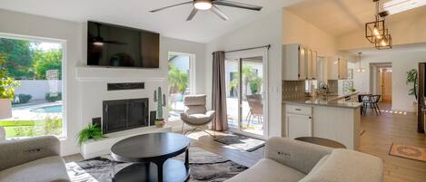 Télévision, cheminée, table de tennis de table