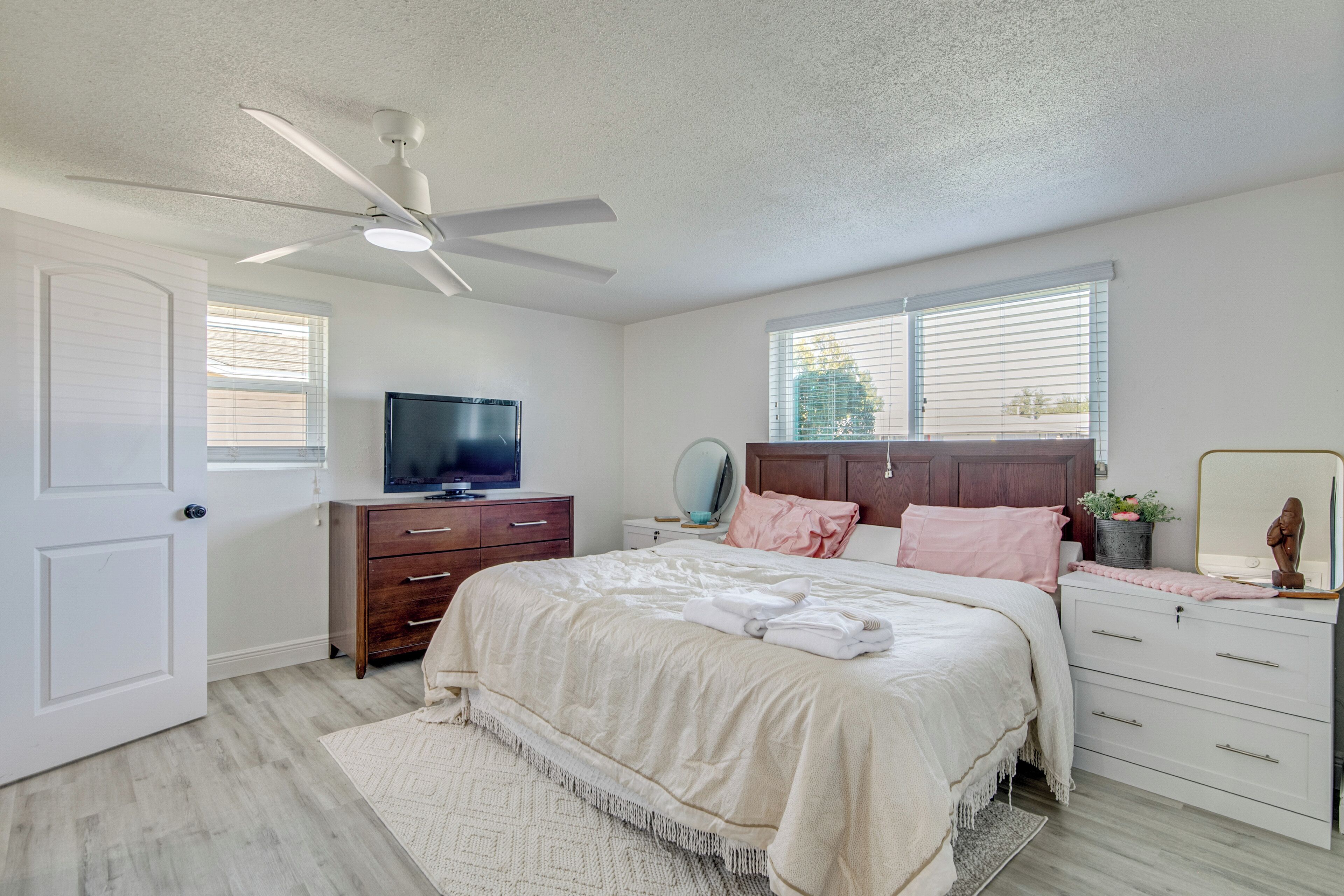 3 bedrooms, desk, Internet, bed sheets