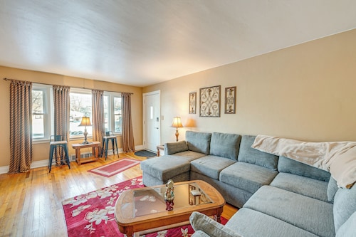 5 Mi to Dtwn Rockford: Pet-Friendly Home w/ Yard!