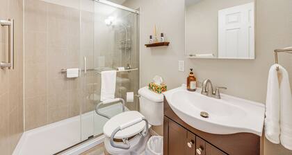 5 Mi to Dtwn Rockford: Pet-Friendly Home w/ Yard!