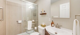 5 Mi to Dtwn Rockford: Pet-Friendly Home w/ Yard!