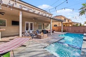 Pool - Luxury Home w/ Heated Pool, Hot Tub  & Professional Private Movie Theater (Las Vegas)