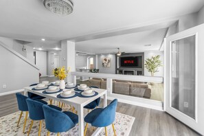 Dining - Luxury Home w/ Heated Pool, Hot Tub  & Professional Private Movie Theater (Las Vegas)