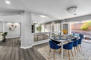 Dining - Luxury Home w/ Heated Pool, Hot Tub  & Professional Private Movie Theater (Las Vegas)