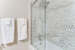 Hair dryer, towels - Remote-Work Ready: Family Home Near Pittsburgh (Monroeville)