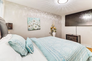 4 bedrooms, iron/ironing board, internet, bed sheets - Remote-Work Ready: Family Home Near Pittsburgh (Monroeville)