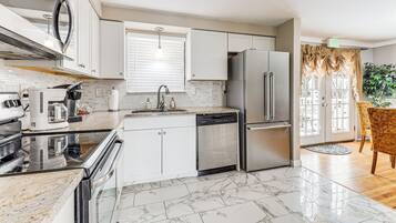 Réfrigérateur, four à micro-ondes, surface de cuisson, lave-vaisselle