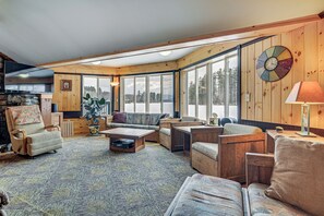 TV, books - Dock & Views! Lakeside Family Escape in Wilton (Wilton)