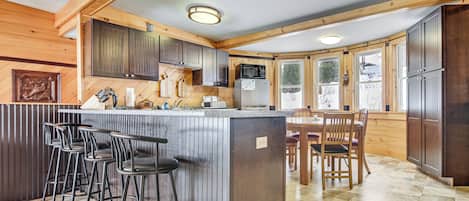 Jääkaappi, mikroaaltouuni, liesi, astianpesukone